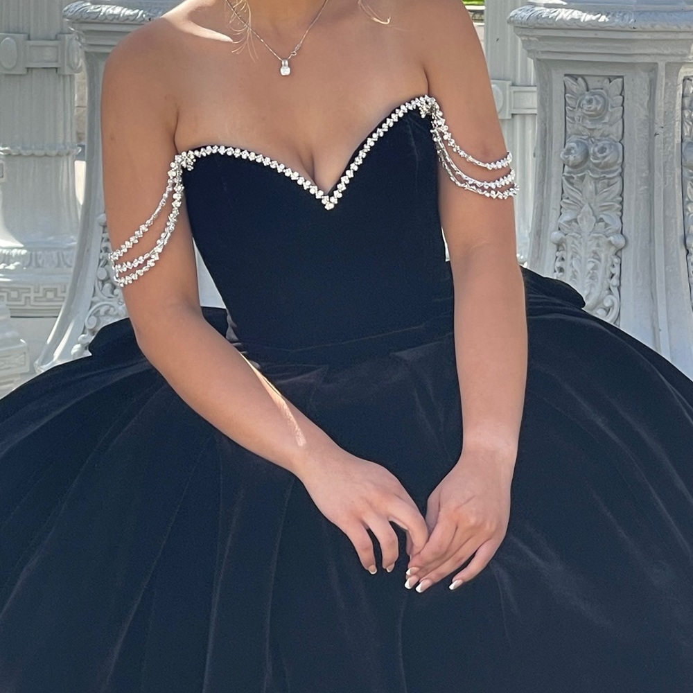 Amazing 👗 - Picture 3 of 3